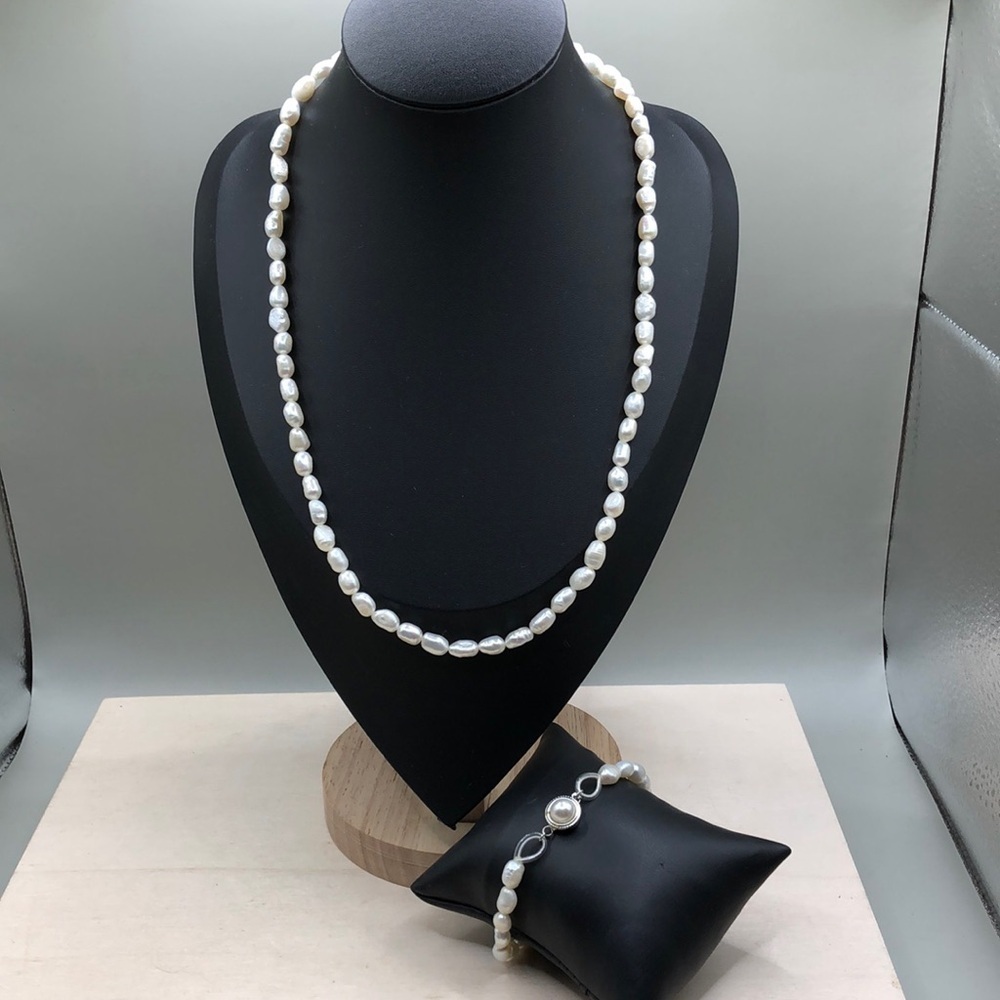 Ringed freshwater pearls necklace and bracelet-jewelry set.